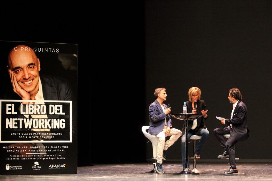 Presentación de "El Libro de Networking" de Cipri Quintas - Imagen del presentador del acto y varias personas en el escenario.