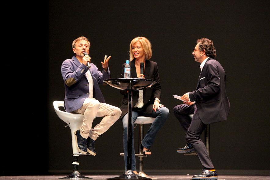 Presentación de "El Libro de Networking" de Cipri Quintas - Imagen del presentador del acto y varias personas en el escenario.