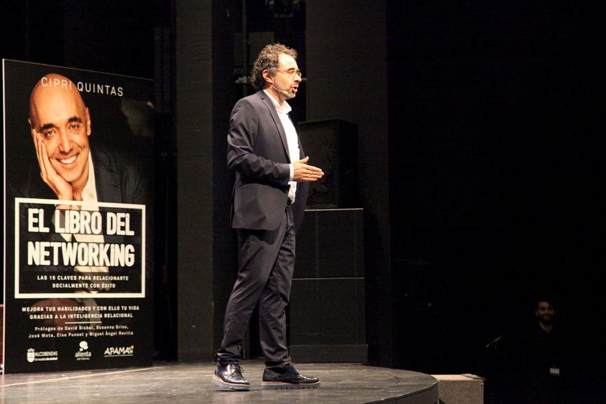 Presentación de "El Libro de Networking" de Cipri Quintas - Imagen del presentador del acto en el escenario.