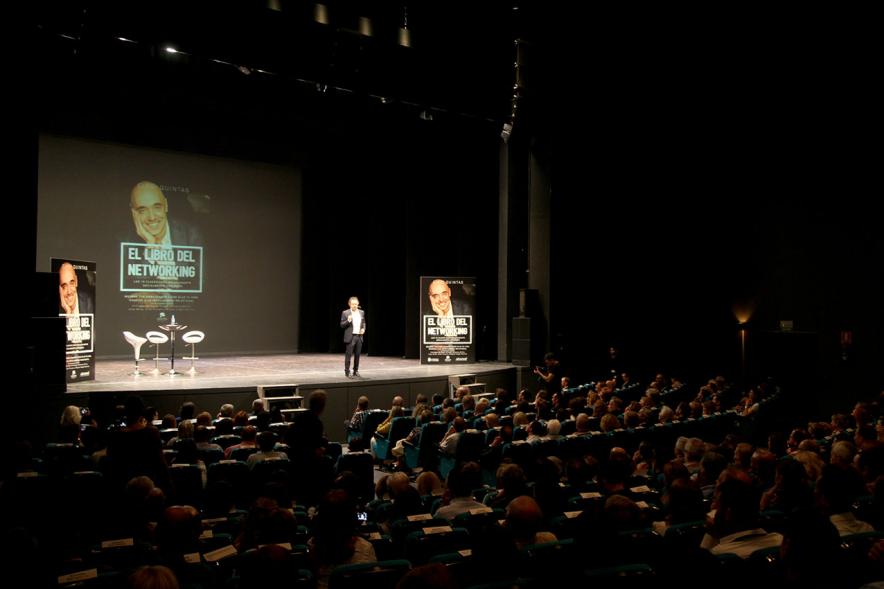 Presentación de "El Libro de Networking" de Cipri Quintas - Imagen lejana del escenario.