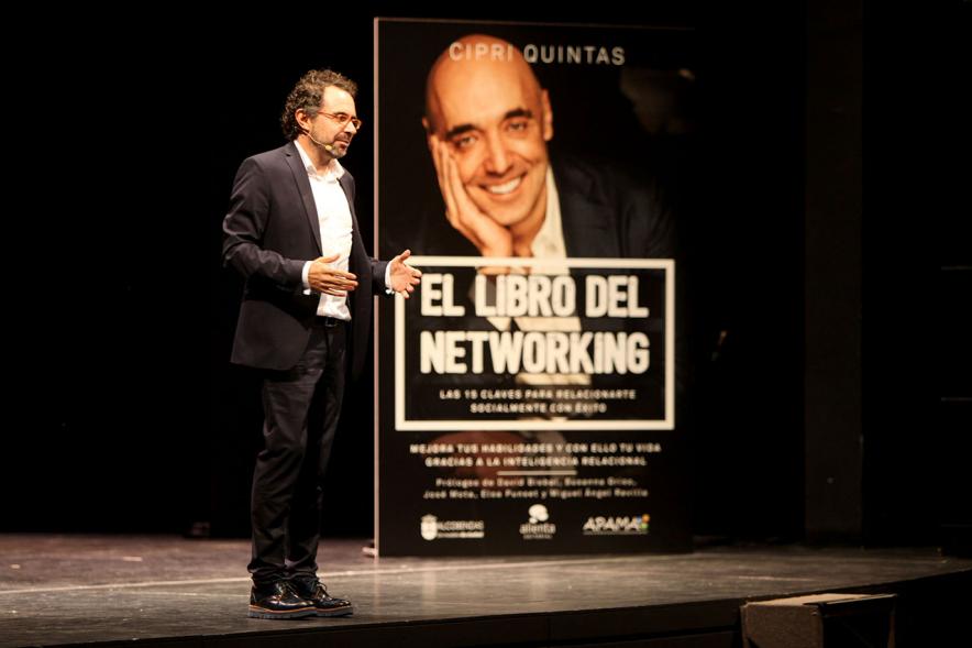 Presentación de "El Libro de Networking" de Cipri Quintas - Imagen del presentador del acto en el escenario.