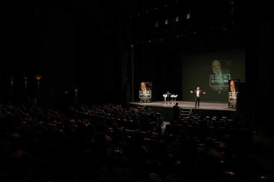 Presentación de "El Libro de Networking" de Cipri Quintas - Imagen lejana del escenario.