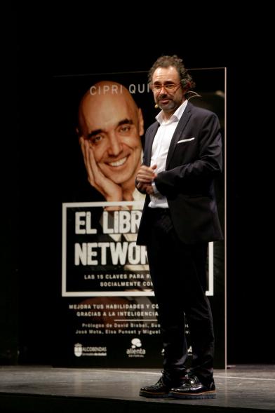 Presentación de "El Libro de Networking" de Cipri Quintas - Imagen del presentador del acto en el escenario.