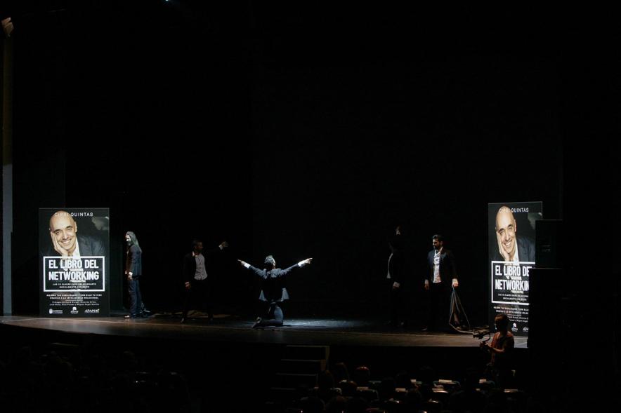 Presentación de "El Libro de Networking" de Cipri Quintas - Imagen lejana del escenario.