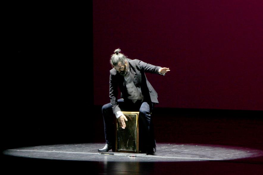 Presentación de "El Libro de Networking" de Cipri Quintas - Imagen de una persona en el escenario actuando.