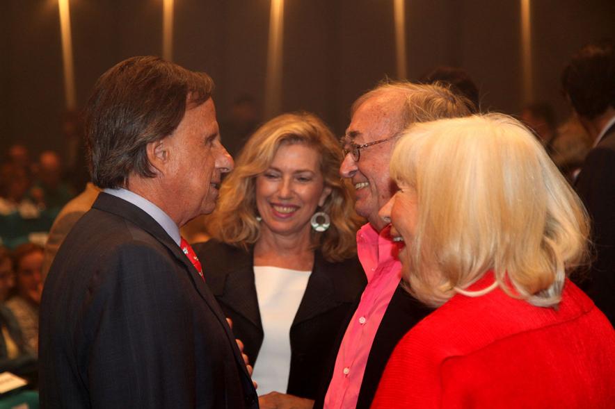 Presentación de "El Libro de Networking" de Cipri Quintas - Imagen del alcalde García de Vinuesa charlando con personas del público antes de entrar al teatro.