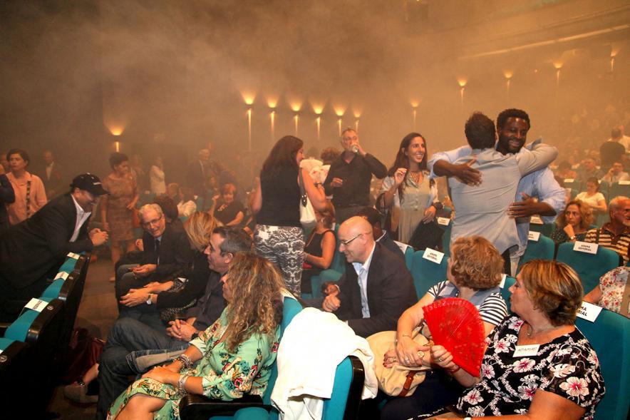Presentación de "El Libro de Networking" de Cipri Quintas - Imagen del público asistente acomodándose en el teatro antes de que comience el acto.