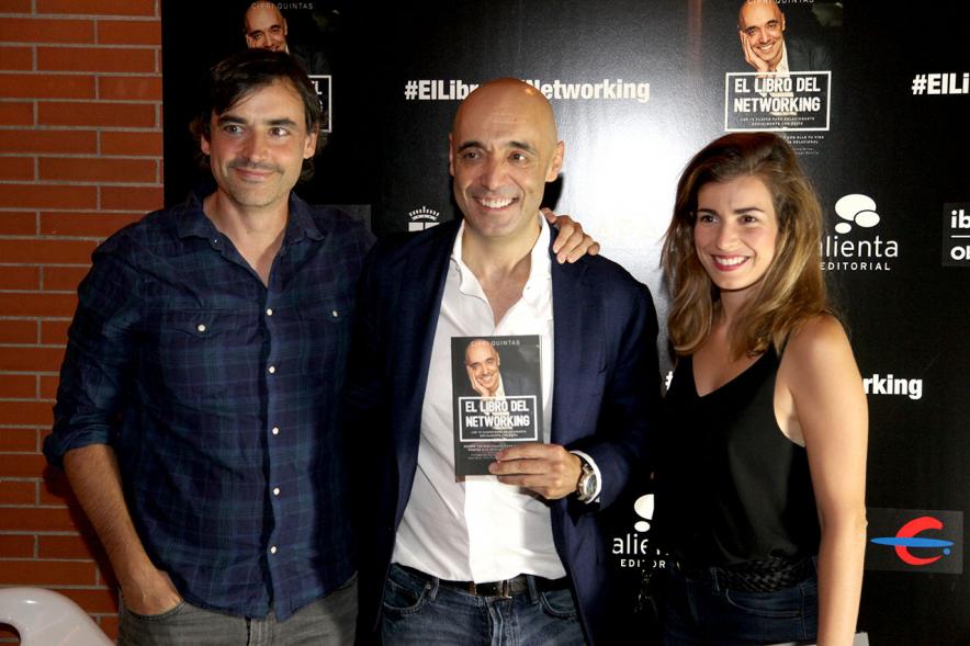 Presentación de "El Libro de Networking" de Cipri Quintas - Imagen de personas posando en el photocall del evento.