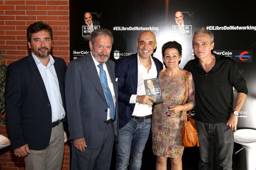 Presentación de "El Libro de Networking" de Cipri Quintas - Imagen de personas posando en el photocall del evento.