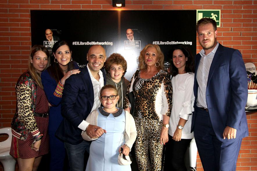 Presentación de "El Libro de Networking" de Cipri Quintas - Imagen de personas posando en el photocall del evento.