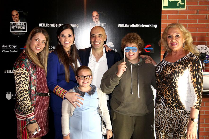 Presentación de "El Libro de Networking" de Cipri Quintas - Imagen de personas posando en el photocall del evento.