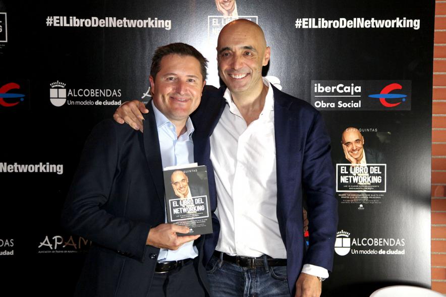 Presentación de "El Libro de Networking" de Cipri Quintas - Imagen de personas posando en el photocall del evento.