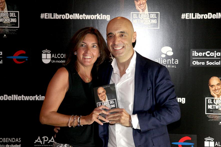 Presentación de "El Libro de Networking" de Cipri Quintas - Imagen de personas posando en el photocall del evento.