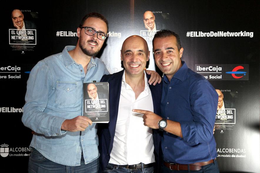 Presentación de "El Libro de Networking" de Cipri Quintas - Imagen de personas posando en el photocall del evento.