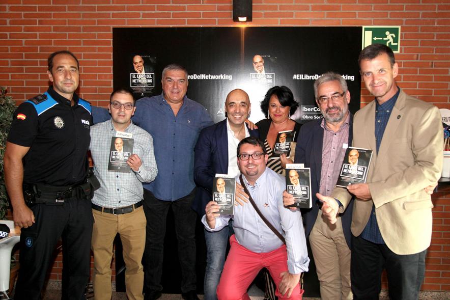Presentación de "El Libro de Networking" de Cipri Quintas - Imagen de personas posando en el photocall del evento.