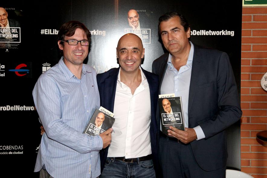 Presentación de "El Libro de Networking" de Cipri Quintas - Imagen de personas posando en el photocall del evento.