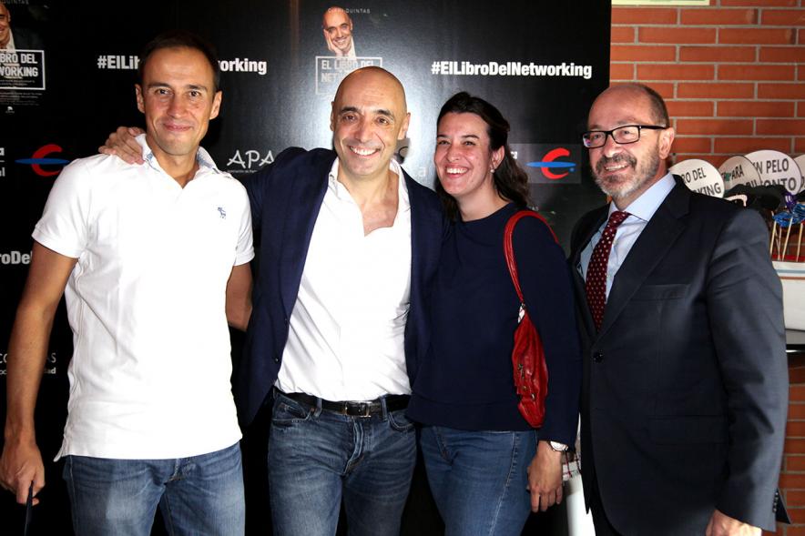 Presentación de "El Libro de Networking" de Cipri Quintas - Imagen de personas posando en el photocall del evento.