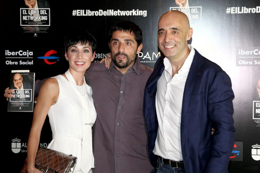 Presentación de "El Libro de Networking" de Cipri Quintas - Imagen de personas posando en el photocall del evento.