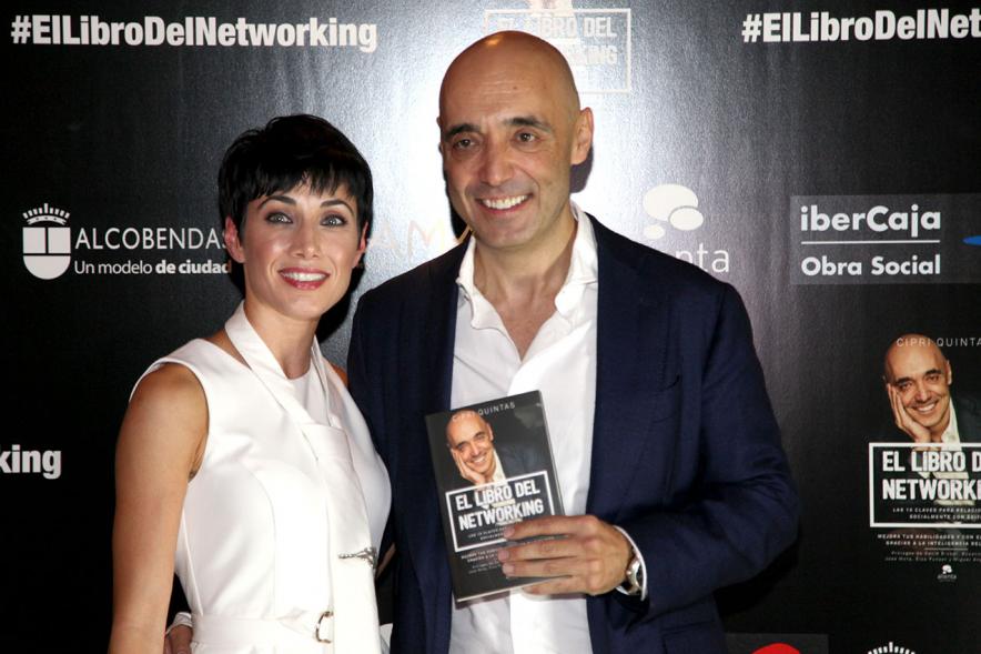 Presentación de "El Libro de Networking" de Cipri Quintas - Imagen de personas posando en el photocall del evento.