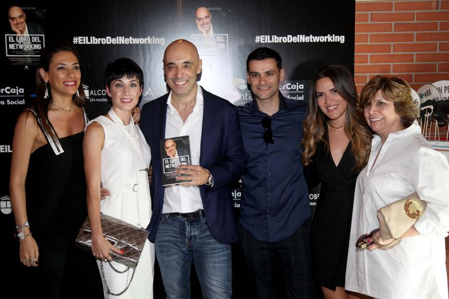 Presentación de "El Libro de Networking" de Cipri Quintas - Imagen de personas posando en el photocall del evento.