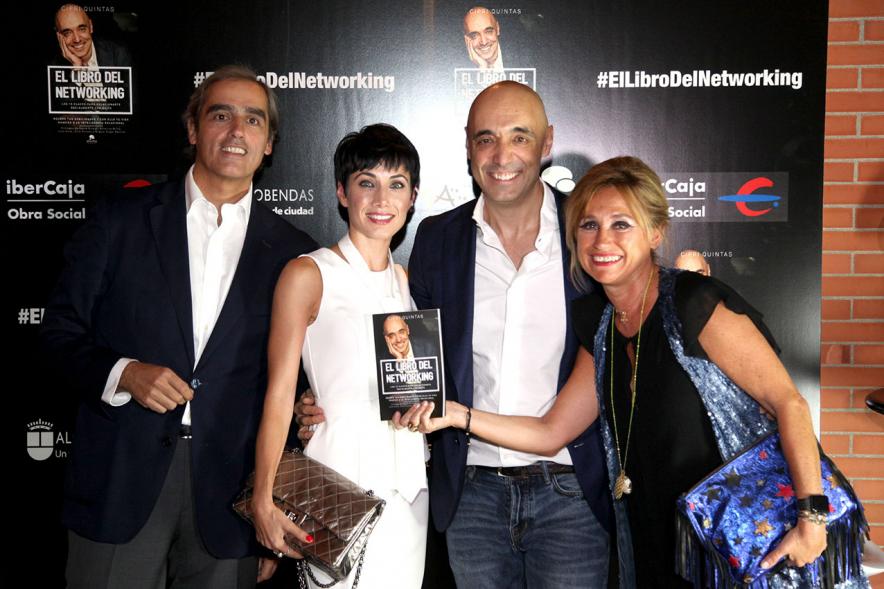 Presentación de "El Libro de Networking" de Cipri Quintas - Imagen de personas posando en el photocall del evento.