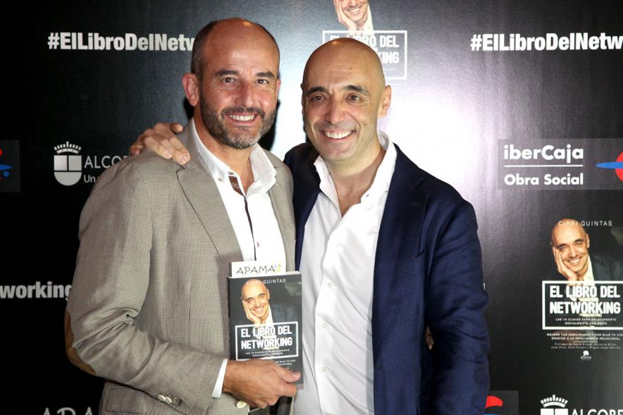 Presentación de "El Libro de Networking" de Cipri Quintas - Imagen de personas posando en el photocall del evento.