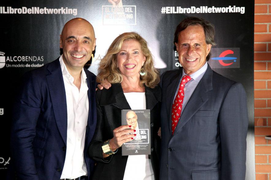 Presentación de "El Libro de Networking" de Cipri Quintas - Imagen del alcalde García de Vinuesa y otras personas posando en el photocall del evento.