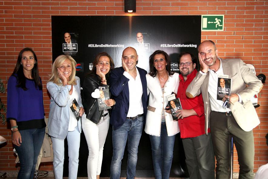 Presentación de "El Libro de Networking" de Cipri Quintas - Imagen de personas posando en el photocall del evento.