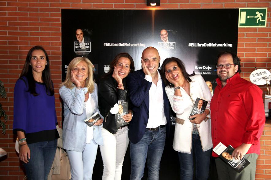 Presentación de "El Libro de Networking" de Cipri Quintas - Imagen de personas posando en el photocall del evento.