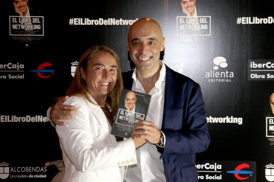 Presentación de "El Libro de Networking" de Cipri Quintas - Imagen de personas posando en el photocall del evento.
