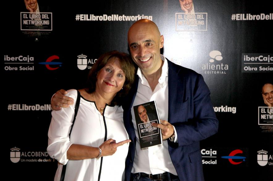 Presentación de "El Libro de Networking" de Cipri Quintas - Imagen de personas posando en el photocall del evento.