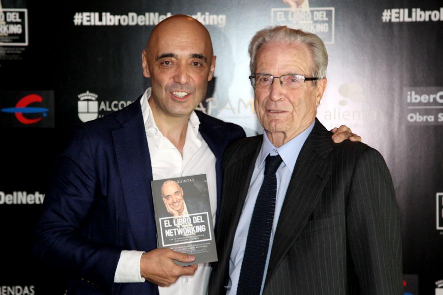 Presentación de "El Libro de Networking" de Cipri Quintas - Imagen de personas posando en el photocall del evento.