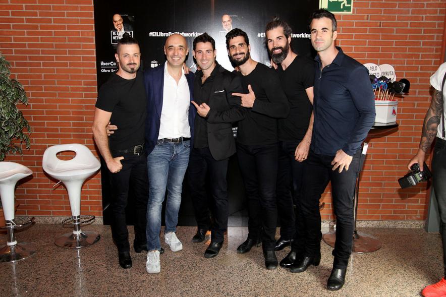 Presentación de "El Libro de Networking" de Cipri Quintas - Imagen de personas posando en el photocall del evento.