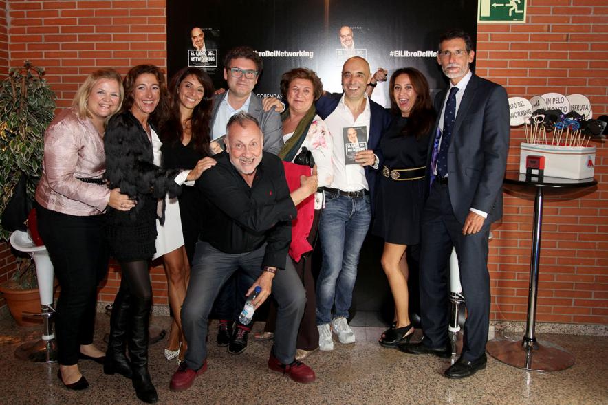 Presentación de "El Libro de Networking" de Cipri Quintas - Imagen de personas posando en el photocall del evento.