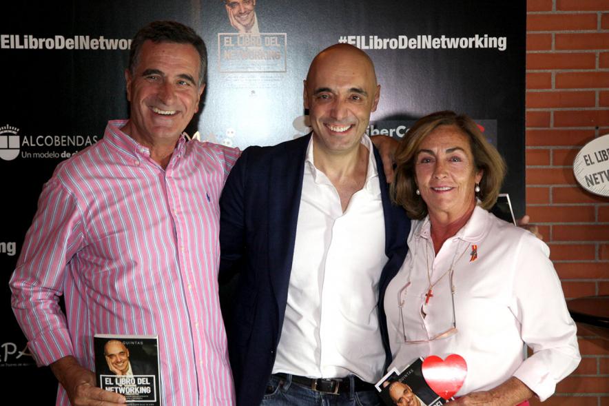 Presentación de "El Libro de Networking" de Cipri Quintas - Imagen de personas posando en el photocall del evento.