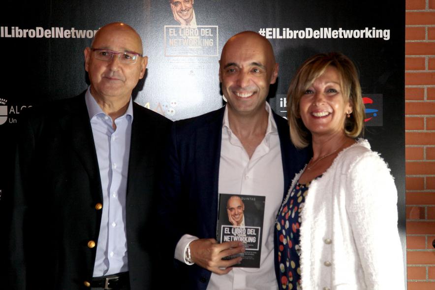 Presentación de "El Libro de Networking" de Cipri Quintas - Imagen de personas posando en el photocall del evento.