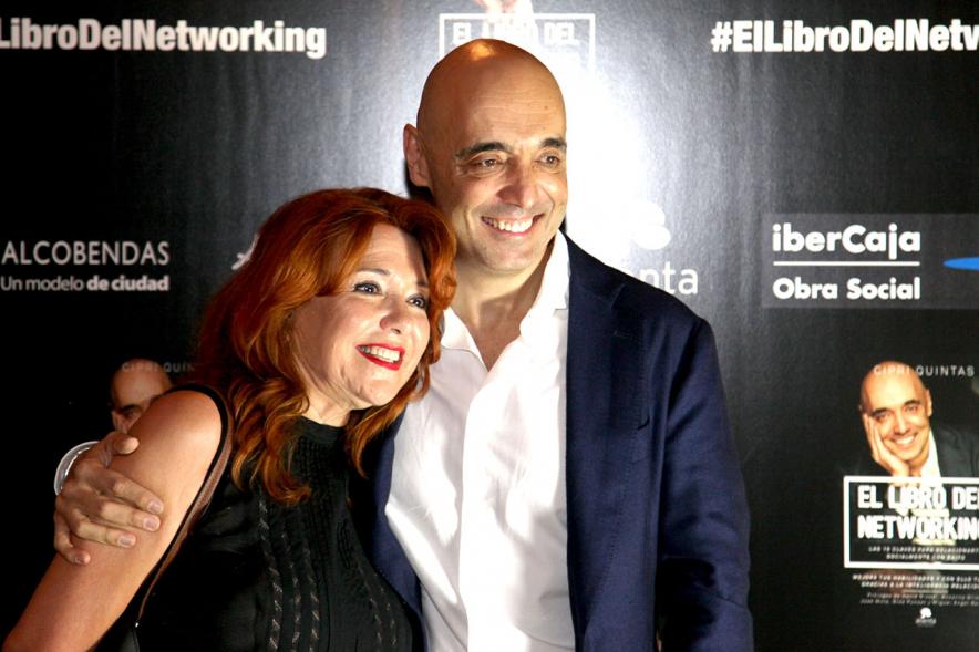 Presentación de "El Libro de Networking" de Cipri Quintas - Imagen de personas posando en el photocall del evento.