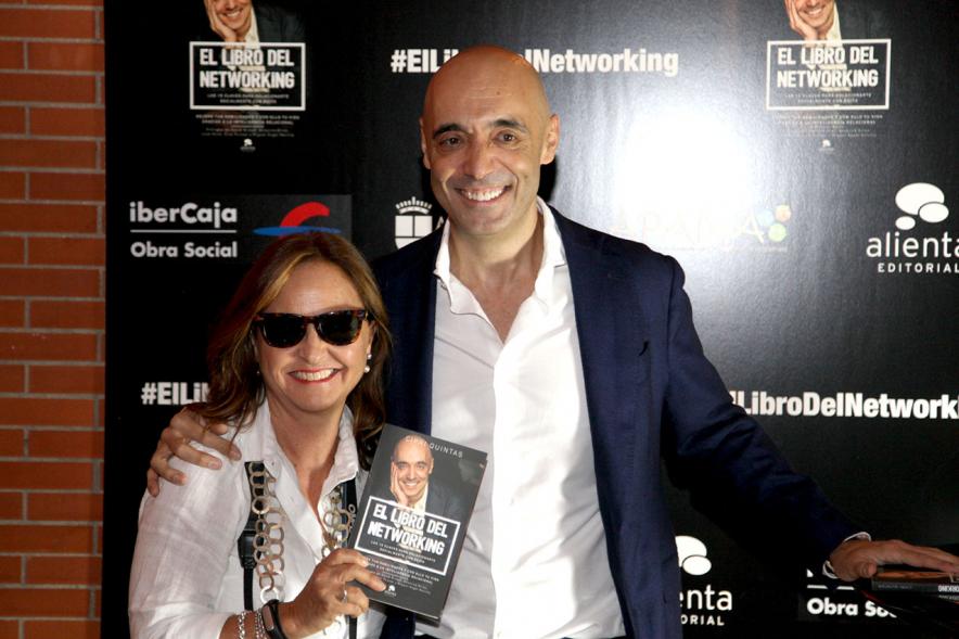 Presentación de "El Libro de Networking" de Cipri Quintas - Imagen de personas posando en el photocall del evento.