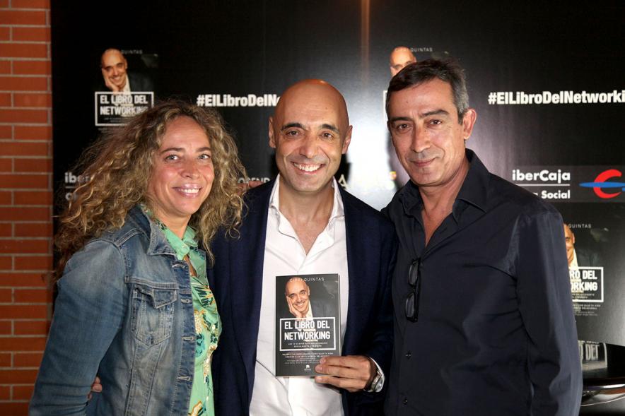 Presentación de "El Libro de Networking" de Cipri Quintas - Imagen de personas posando en el photocall del evento.