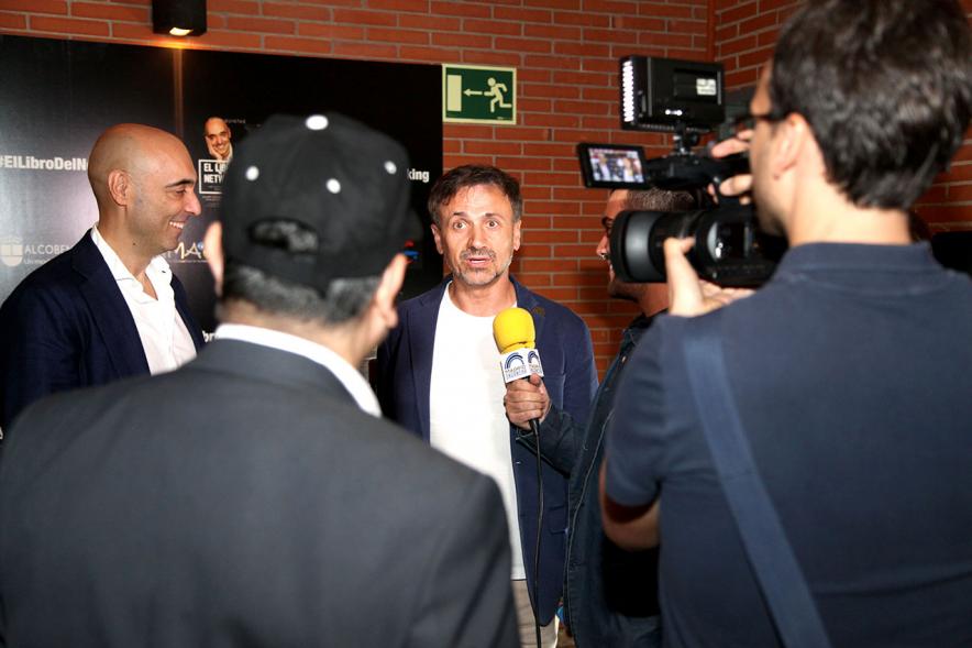 Presentación de "El Libro de Networking" de Cipri Quintas - Imagen de personas posando en el photocall del evento.