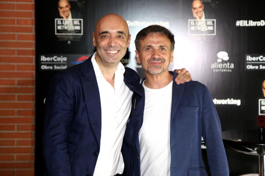 Presentación de "El Libro de Networking" de Cipri Quintas - Imagen de personas posando en el photocall del evento.