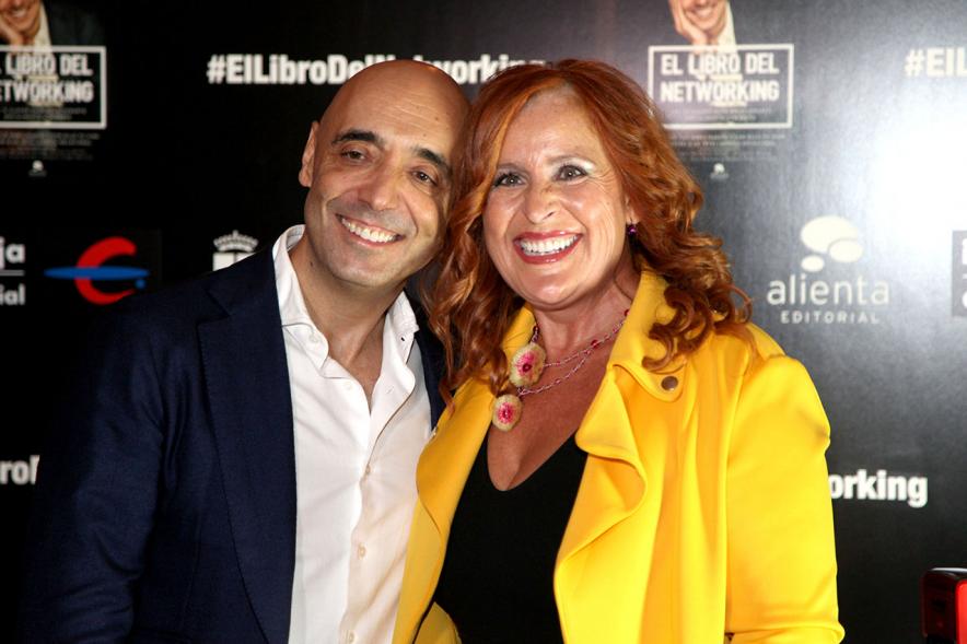 Presentación de "El Libro de Networking" de Cipri Quintas - Imagen de personas posando en el photocall del evento.