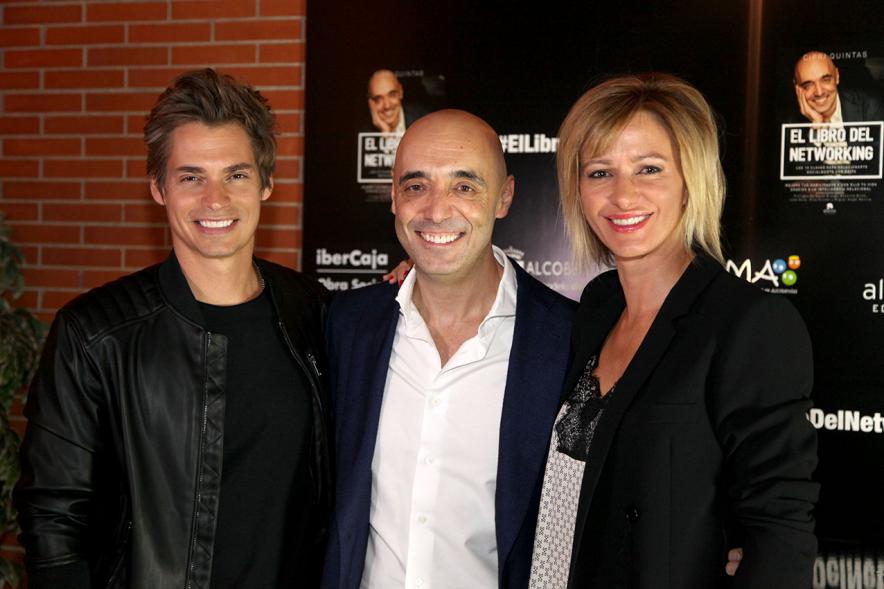Presentación de "El Libro de Networking" de Cipri Quintas - Imagen de personas posando en el photocall del evento.