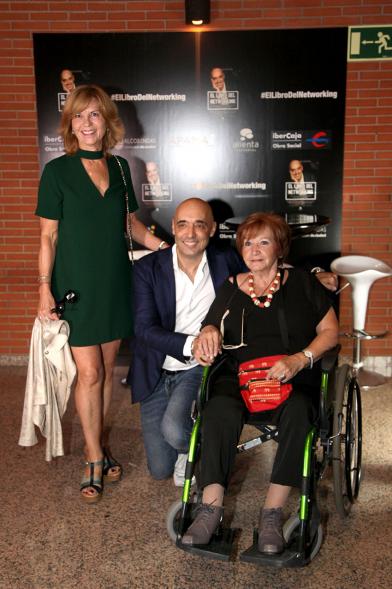 Presentación de "El Libro de Networking" de Cipri Quintas - Imagen de personas posando en el photocall del evento.