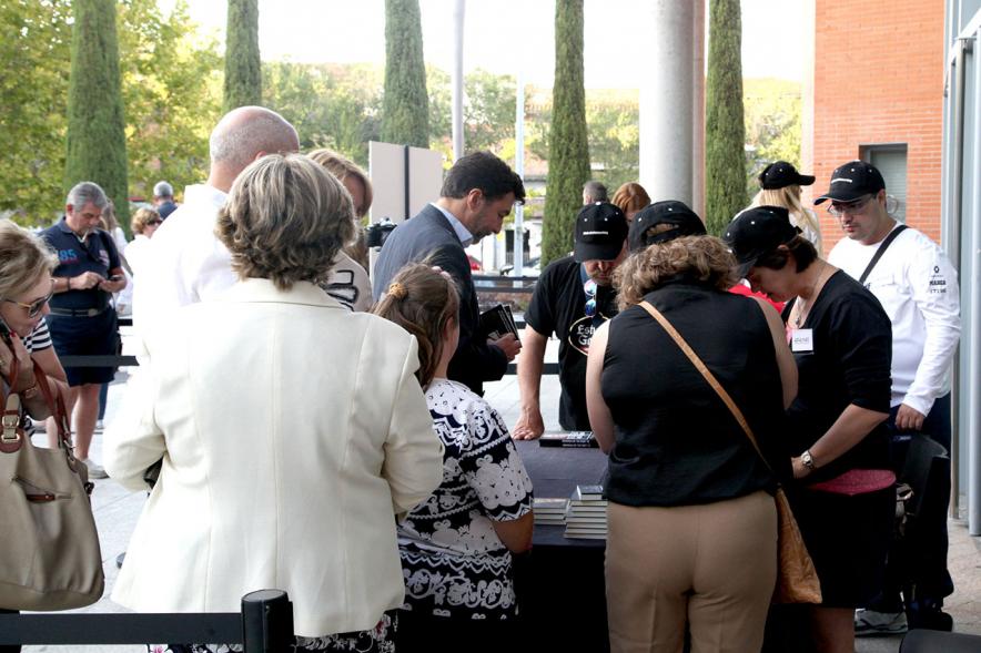 Presentación de "El Libro de Networking" de Cipri Quintas - Imagen del público en el exterior del teatro.