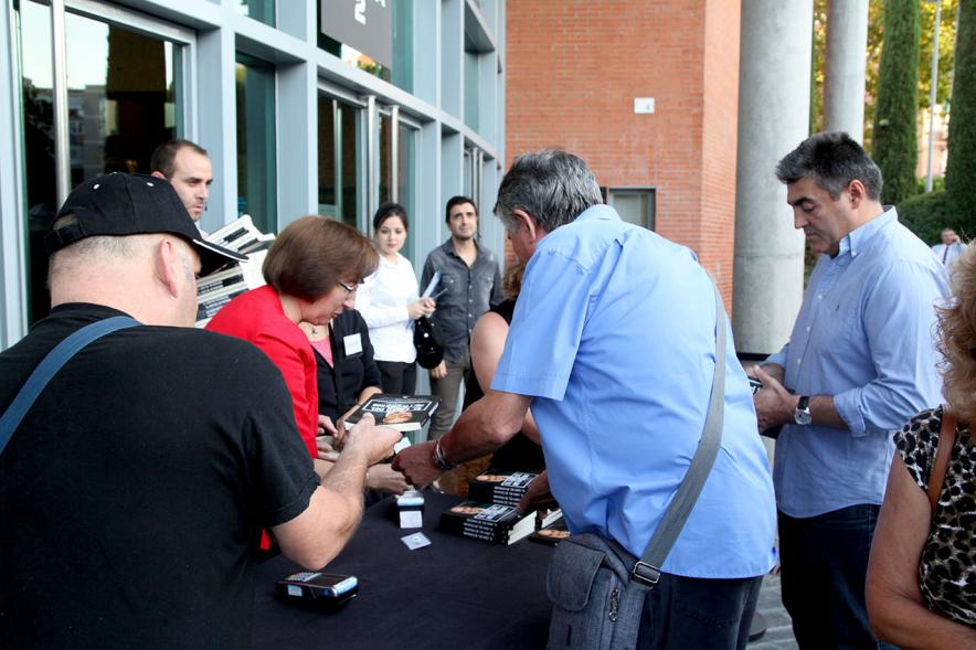Presentación de "El Libro de Networking" de Cipri Quintas - Imagen del público en el exterior del teatro.