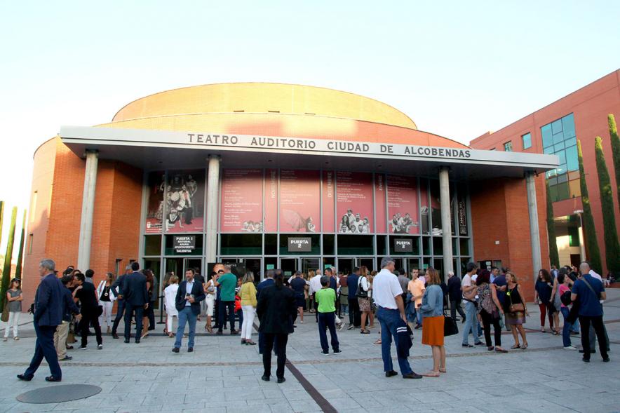 Presentación de "El Libro de Networking" de Cipri Quintas - Imagen del público en el exterior del teatro.