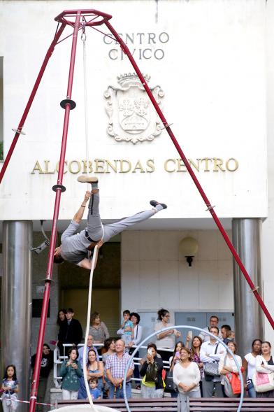 Artista efectuando una acrobacia. 