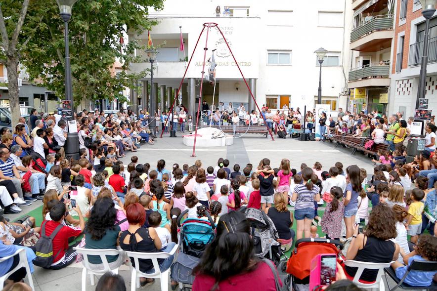 Vista general de los asistentes al espectáculo de acrobacia.