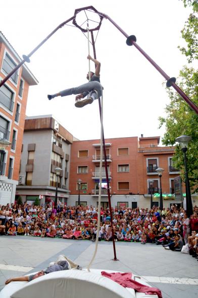 Acróbata realizando una figura.